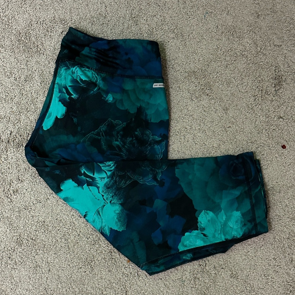 High-waisted floral mid capri leggings #floralprint #highwaistedleggings
